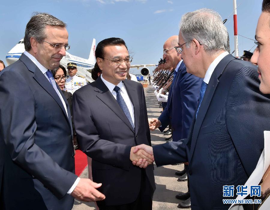 6月19日，國(guó)務(wù)院總理李克強(qiáng)乘專機(jī)抵達(dá)雅典國(guó)際機(jī)場(chǎng)，開(kāi)始對(duì)希臘進(jìn)行正式訪問(wèn)。希臘總理薩馬拉斯在機(jī)場(chǎng)為李克強(qiáng)舉行隆重的歡迎儀式。新華社記者 李濤 攝