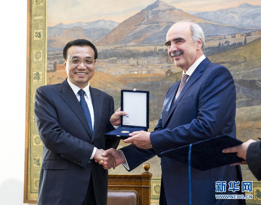 6月19日，國務(wù)院總理李克強(qiáng)在希臘議會大廈會見希臘議長米馬拉基斯。這是會見前，米馬拉基斯代表希臘議會向李克強(qiáng)授予議會金質(zhì)勛章。新華社記者 王曄 攝