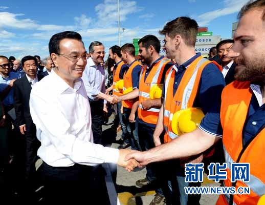 6月20日，國務(wù)院總理李克強(qiáng)與希臘總理薩馬拉斯共同考察中國遠(yuǎn)洋運(yùn)輸集團(tuán)比雷埃夫斯集裝箱碼頭。這是李克強(qiáng)和薩馬拉斯來到3號(hào)碼頭，同碼頭工人親切交流。新華社記者 李濤 攝 