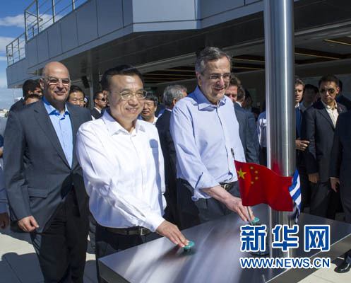 這是李克強(qiáng)與薩馬拉斯共同發(fā)出指令，一列滿載中國貨物的列車緩緩駛出比雷埃夫斯港，開往中東歐目的地。新華社記者 王曄 攝