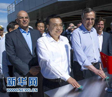 這是李克強(qiáng)與薩馬拉斯共同發(fā)出指令，一列滿載中國貨物的列車緩緩駛出比雷埃夫斯港，開往中東歐目的地。新華社記者 王曄 攝
