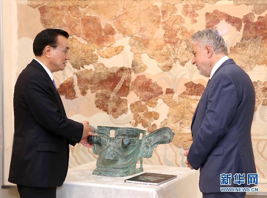 6月21日，國務(wù)院總理李克強與希臘總理薩馬拉斯共同出席希臘伊拉克利翁博物館新館開館儀式并發(fā)表講話。這是李克強向伊拉克利翁博物館贈送三星堆出土文物復制品。新華社記者 龐興雷 攝 