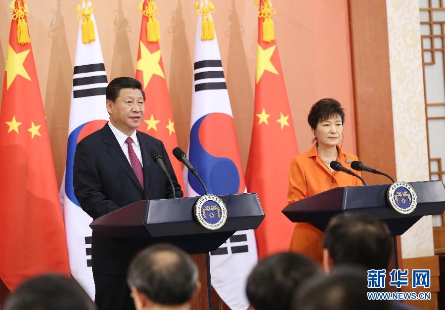 7月3日，國家主席習近平在首爾同韓國總統(tǒng)樸槿惠舉行會談。會談后，兩國元首共同會見記者。 新華社記者姚大偉攝