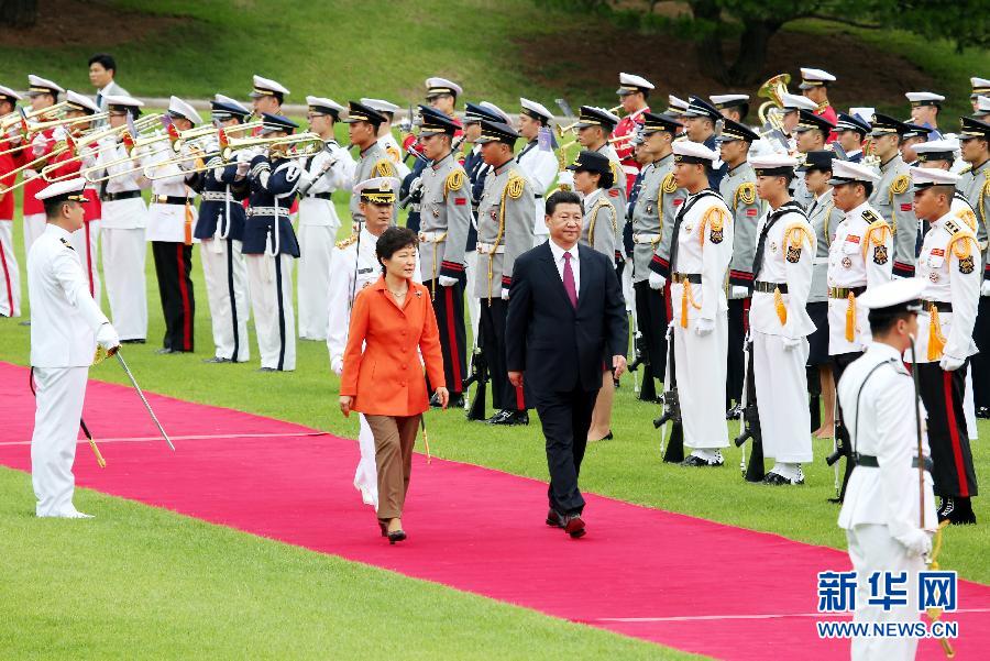 7月3日，國家主席習近平在首爾同韓國總統(tǒng)樸槿惠舉行會談。會談前，樸槿惠在青瓦臺總統(tǒng)府為習近平舉行隆重歡迎儀式。 新華社記者姚大偉攝