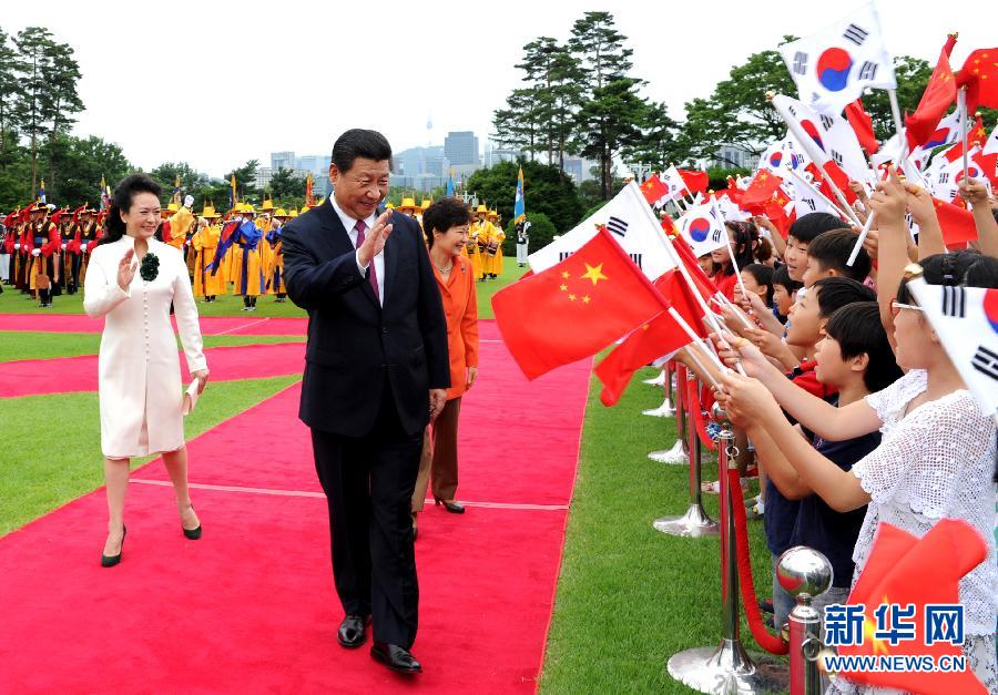 7月3日，國家主席習近平在首爾同韓國總統(tǒng)樸槿惠舉行會談。會談前，樸槿惠在青瓦臺總統(tǒng)府為習近平舉行隆重歡迎儀式。 新華社記者饒愛民攝 