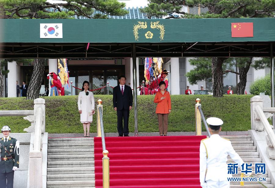 7月3日，國家主席習近平在首爾同韓國總統(tǒng)樸槿惠舉行會談。會談前，樸槿惠在青瓦臺總統(tǒng)府為習近平舉行隆重歡迎儀式。 新華社記者丁林攝 