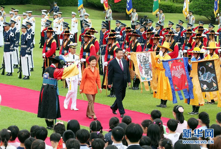 7月3日，國家主席習近平在首爾同韓國總統(tǒng)樸槿惠舉行會談。會談前，樸槿惠在青瓦臺總統(tǒng)府為習近平舉行隆重歡迎儀式。 新華社記者姚大偉攝 