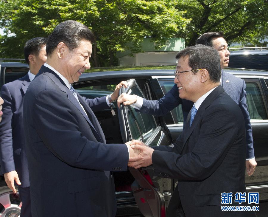 7月4日，國家主席習近平在韓國國立首爾大學發(fā)表題為《共創(chuàng)中韓合作未來　同襄亞洲振興繁榮》的重要演講。這是首爾大學校長吳然天迎接習近平主席。新華社記者 謝環(huán)馳 攝 
