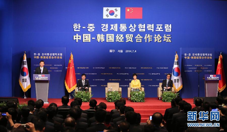 7月4日，國家主席習近平在首爾與韓國總統(tǒng)樸槿惠共同出席中韓經(jīng)貿(mào)合作論壇。習近平發(fā)表題為《攜手合作，共創(chuàng)未來》的重要講話。 新華社記者蘭紅光 攝  