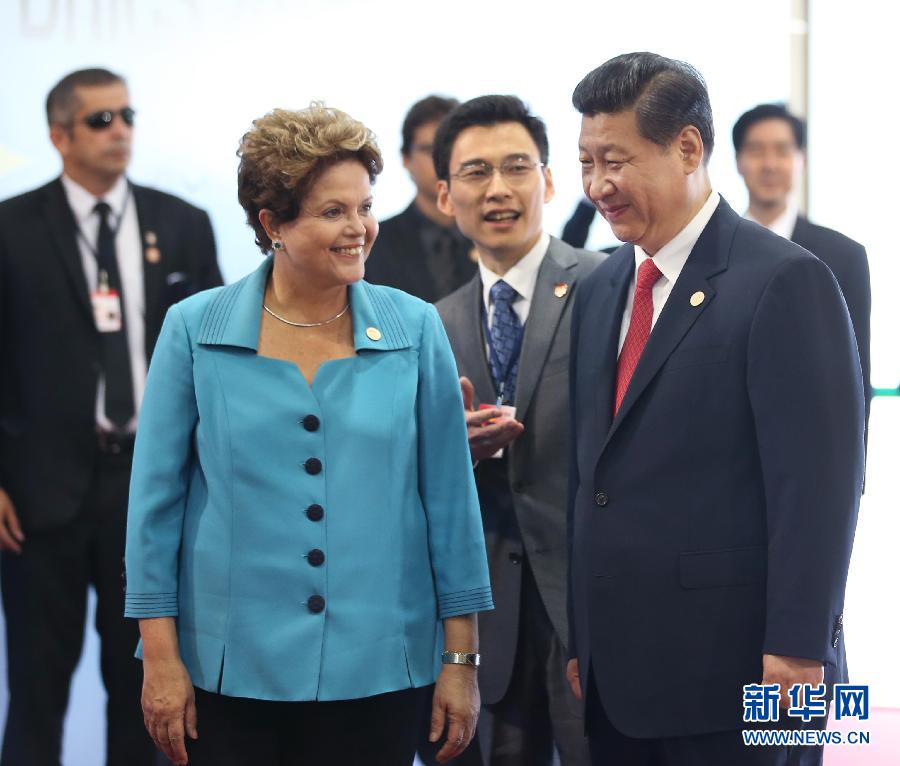 7月15日，國家主席習(xí)近平在巴西福塔萊薩出席金磚國家領(lǐng)導(dǎo)人第六次會晤。這是巴西總統(tǒng)羅塞夫迎接習(xí)近平主席。 新華社記者 蘭紅光 攝 