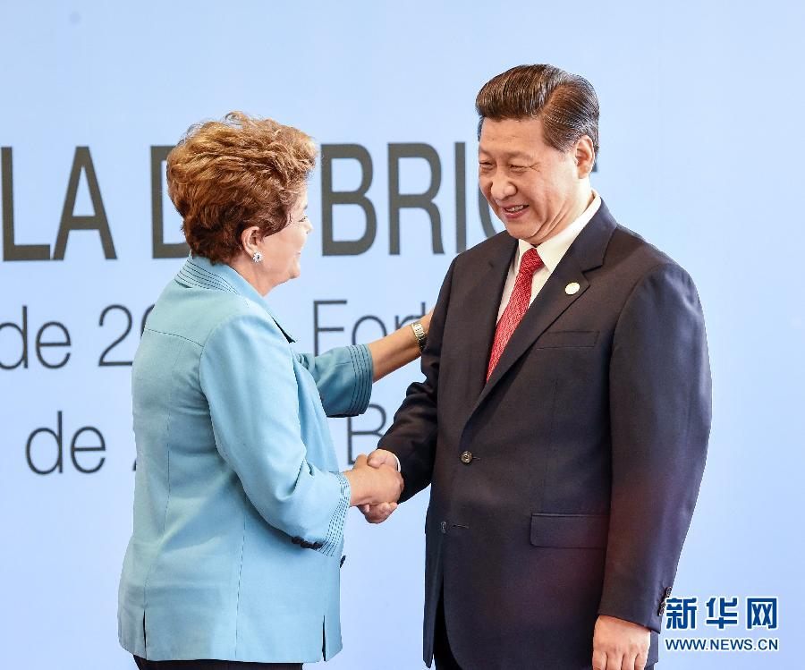 7月15日，國家主席習(xí)近平在巴西福塔萊薩出席金磚國家領(lǐng)導(dǎo)人第六次會晤。這是巴西總統(tǒng)羅塞夫迎接習(xí)近平主席。 新華社記者 李學(xué)仁 攝  