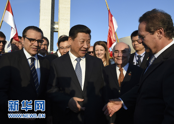 7月16日，國家主席習(xí)近平在巴西利亞會見巴西參議長卡列羅斯（前右）和眾議長阿爾維斯（前左）。 新華社記者 李學(xué)仁 攝 