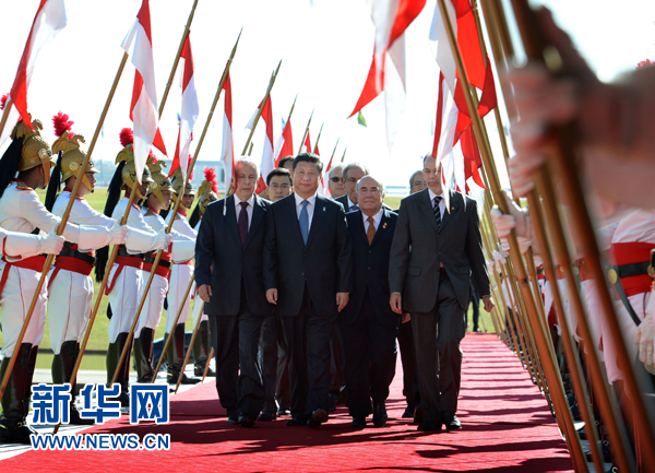 7月16日，國家主席習(xí)近平在巴西利亞會見巴西參議長卡列羅斯和眾議長阿爾維斯。這是習(xí)近平步入國會大廈。 新華社記者 劉建生 攝 