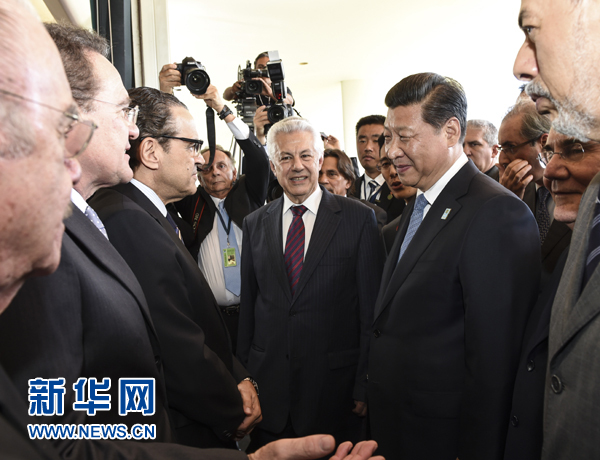 7月16日，國家主席習(xí)近平在巴西利亞會見巴西參議長卡列羅斯和眾議長阿爾維斯。這是兩院議長迎接習(xí)近平主席，并介紹議員代表。 新華社記者李學(xué)仁 攝 