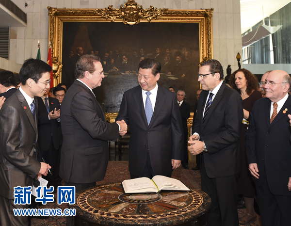 7月16日，國家主席習(xí)近平在巴西利亞會見巴西參議長卡列羅斯（前排左二）和眾議長阿爾維斯（前排右二）。 新華社記者 李學(xué)仁 攝 