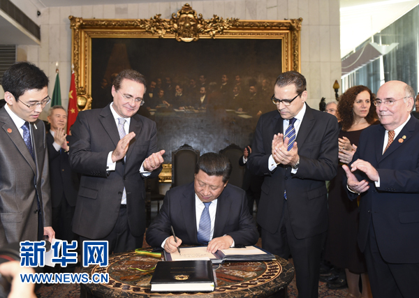 7月16日，國家主席習(xí)近平在巴西利亞會見巴西參議長卡列羅斯（前排左二）和眾議長阿爾維斯（前排右二）。這是習(xí)近平應(yīng)邀為參眾兩院題詞。新華社記者 李學(xué)仁 攝 