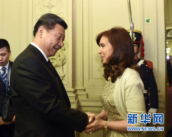 當?shù)貢r間7月18日，國家主席習近平在布宜諾斯艾利斯同阿根廷總統(tǒng)克里斯蒂娜舉行會談。這是會談開始前，克里斯蒂娜在總統(tǒng)府為習近平舉行隆重歡迎儀式。新華社記者 李學仁 攝