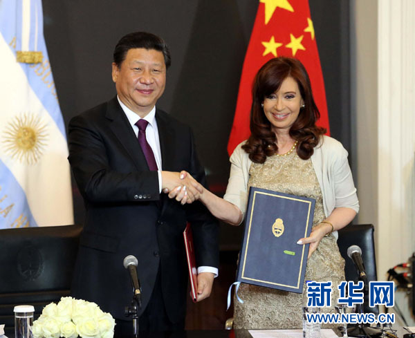 當?shù)貢r間7月18日，國家主席習近平在布宜諾斯艾利斯同阿根廷總統(tǒng)克里斯蒂娜舉行會談。這是會談后，兩國元首共同簽署并發(fā)表《中華人民共和國和阿根廷共和國關于建立全面戰(zhàn)略伙伴關系的聯(lián)合聲明》。新華社記者 劉衛(wèi)兵 攝