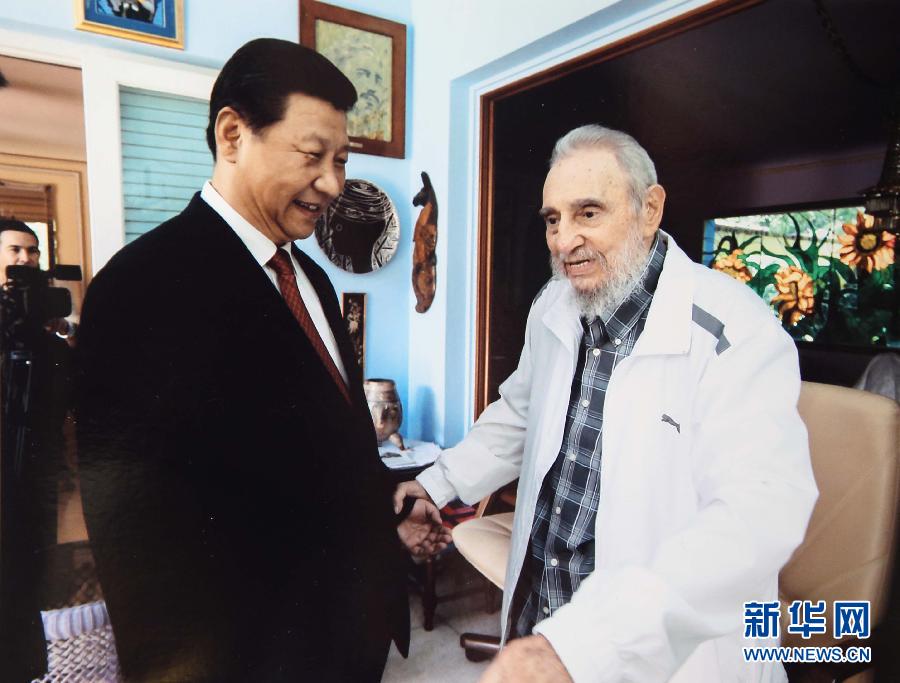 當(dāng)?shù)貢r(shí)間7月22日，國(guó)家主席習(xí)近平在哈瓦那親切探望古巴革命領(lǐng)袖菲德?tīng)?middot;卡斯特羅。 新華社發(fā)