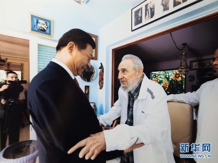 當(dāng)?shù)貢r(shí)間7月22日，國(guó)家主席習(xí)近平在哈瓦那親切探望古巴革命領(lǐng)袖菲德?tīng)?middot;卡斯特羅。 新華社發(fā)
