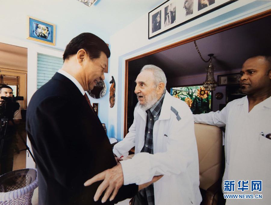當(dāng)?shù)貢r(shí)間7月22日，國(guó)家主席習(xí)近平在哈瓦那親切探望古巴革命領(lǐng)袖菲德?tīng)?middot;卡斯特羅。 新華社發(fā)