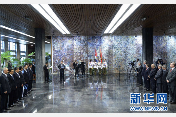 當(dāng)?shù)貢r(shí)間7月22日，國家主席習(xí)近平在哈瓦那接受古巴政府授予的“何塞·馬蒂”勛章。古巴國務(wù)委員會主席兼部長會議主席勞爾·卡斯特羅為習(xí)近平佩戴勛章。新華社記者馬占成攝