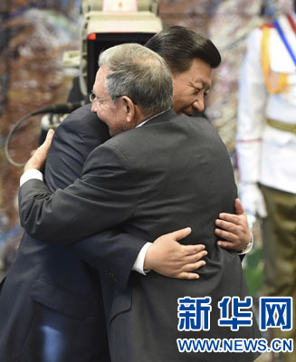 當(dāng)?shù)貢r(shí)間7月22日，國家主席習(xí)近平在哈瓦那接受古巴政府授予的“何塞·馬蒂”勛章。古巴國務(wù)委員會主席兼部長會議主席勞爾·卡斯特羅為習(xí)近平佩戴勛章。新華社記者馬占成攝