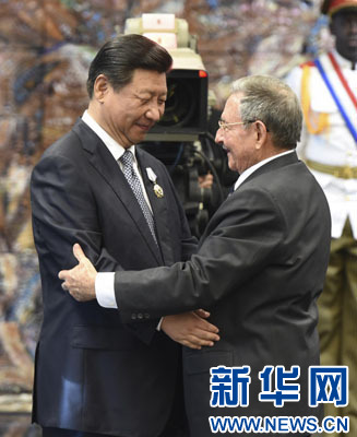 當(dāng)?shù)貢r(shí)間7月22日，國家主席習(xí)近平在哈瓦那接受古巴政府授予的“何塞·馬蒂”勛章。古巴國務(wù)委員會主席兼部長會議主席勞爾·卡斯特羅為習(xí)近平佩戴勛章。新華社記者馬占成攝