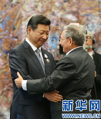 當(dāng)?shù)貢r(shí)間7月22日，國家主席習(xí)近平在哈瓦那接受古巴政府授予的“何塞·馬蒂”勛章。古巴國務(wù)委員會主席兼部長會議主席勞爾·卡斯特羅為習(xí)近平佩戴勛章。新華社記者劉衛(wèi)兵攝