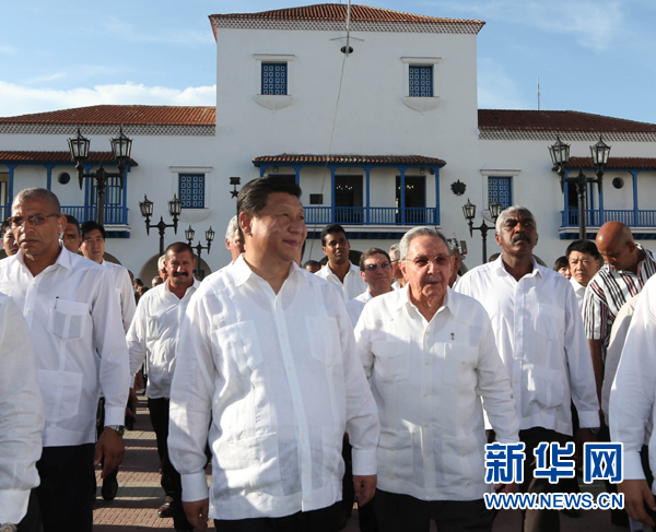 當(dāng)?shù)貢r間7月23日，國家主席習(xí)近平在古巴國務(wù)委員會主席兼部長會議主席勞爾·卡斯特羅全程陪同下，訪問古巴第二大城市、被稱為“英雄城”的圣地亞哥。這是習(xí)近平和勞爾參觀圣地亞哥市政府。新華社記者蘭紅光 攝