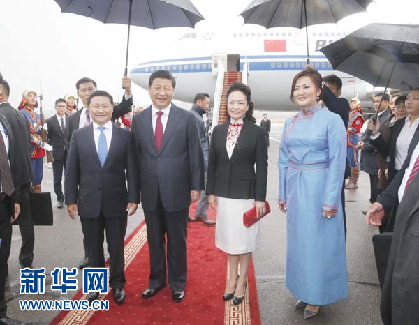 8月21日，國家主席習(xí)近平抵達(dá)烏蘭巴托，開始對蒙古國進(jìn)行國事訪問。習(xí)近平和夫人彭麗媛在機(jī)場受到蒙古國總理阿勒坦呼亞格夫婦熱情迎接。新華社記者鞠鵬攝 