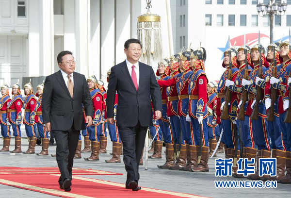 8月21日，國家主席習近平在烏蘭巴托同蒙古國總統(tǒng)額勒貝格道爾吉舉行會談。會談前，額勒貝格道爾吉在國家宮前廣場為習近平舉行隆重歡迎儀式。新華社記者 黃敬文 攝