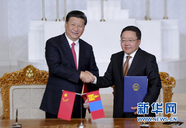 8月21日，國家主席習近平在烏蘭巴托同蒙古國總統(tǒng)額勒貝格道爾吉舉行會談。會談后，兩國元首共同簽署并發(fā)表《中華人民共和國和蒙古國關(guān)于建立和發(fā)展全面戰(zhàn)略伙伴關(guān)系的聯(lián)合宣言》。新華社記者 張鐸 攝