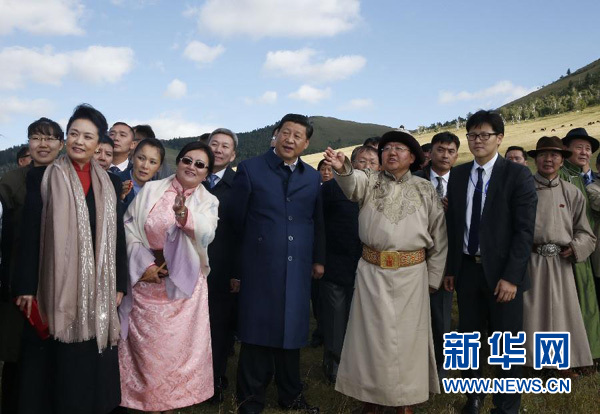 8月22日，國家主席習(xí)近平在蒙古國總統(tǒng)額勒貝格道爾吉陪同下前往烏蘭巴托市郊觀看那達慕。這是習(xí)近平和夫人彭麗媛同額勒貝格道爾吉夫婦觀看表演。新華社記者 鞠鵬 攝