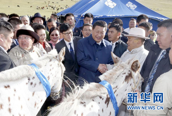 8月22日，國家主席習(xí)近平在蒙古國總統(tǒng)額勒貝格道爾吉陪同下前往烏蘭巴托市郊觀看那達慕。額勒貝格道爾吉向習(xí)近平夫婦贈送兩匹蒙古馬。習(xí)近平為兩匹馬分別取名阿爾泰和克魯倫，寓意中蒙兩國山水相連、睦鄰友好。新華社記者 鞠鵬 攝
