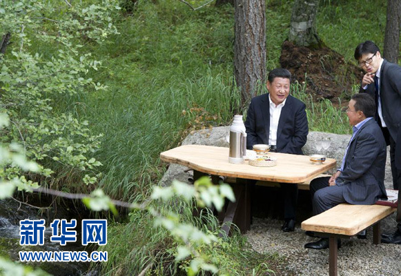 8月22日，國家主席習(xí)近平同蒙古國總統(tǒng)額勒貝格道爾吉在烏蘭巴托市郊的總統(tǒng)官邸再次會晤。這是習(xí)近平同額勒貝格道爾吉會晤后在溪畔飲茶。新華社記者 黃敬文 攝
