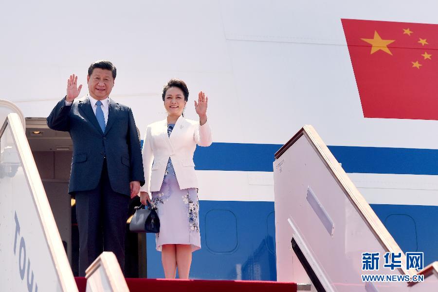 9月11日，中國(guó)國(guó)家主席習(xí)近平抵達(dá)杜尚別，應(yīng)塔吉克斯坦總統(tǒng)拉赫蒙邀請(qǐng)，出席上海合作組織成員國(guó)元首理事會(huì)第十四次會(huì)議并對(duì)塔吉克斯坦進(jìn)行國(guó)事訪(fǎng)問(wèn)。這是習(xí)近平和夫人彭麗媛走出機(jī)艙。新華社記者 馬占成 攝 