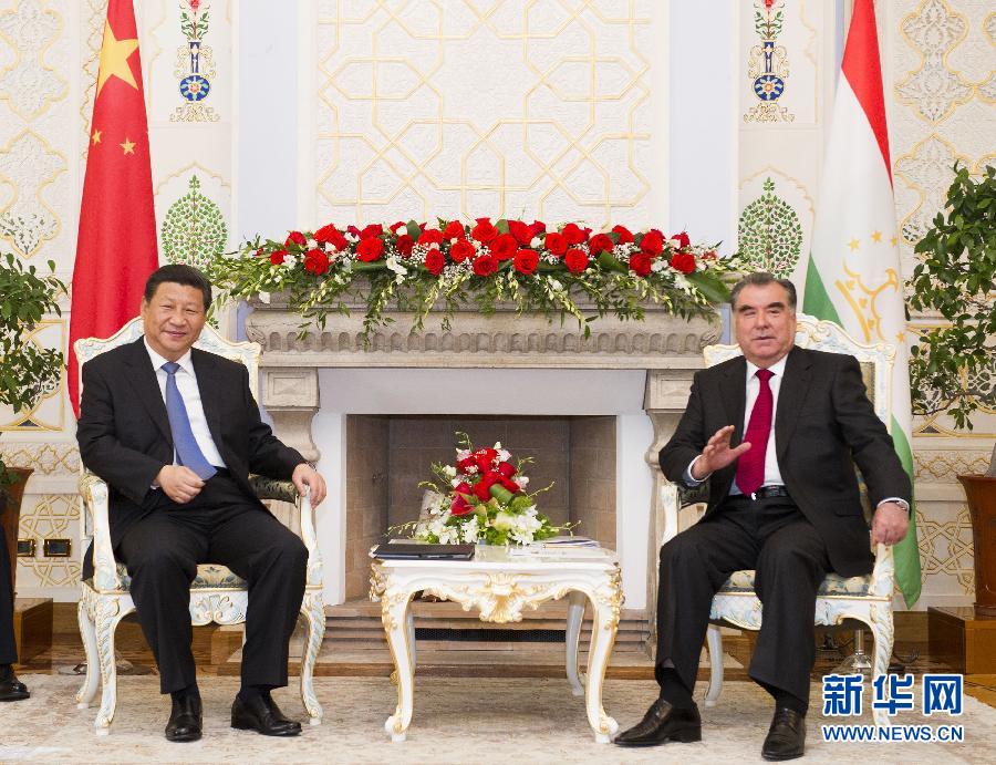 9月13日，國(guó)家主席習(xí)近平在杜尚別同塔吉克斯坦總統(tǒng)拉赫蒙舉行會(huì)談。 新華社記者黃敬文攝 