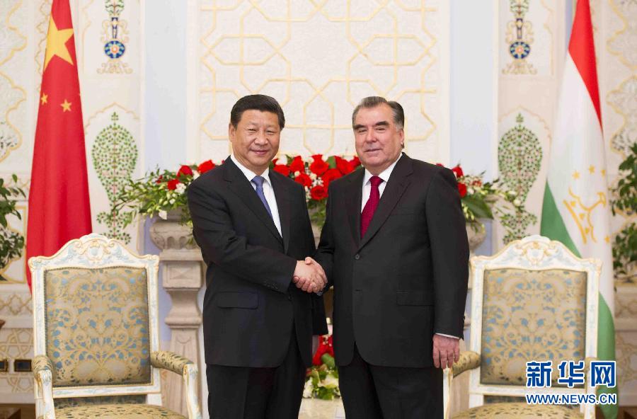 9月13日，國(guó)家主席習(xí)近平在杜尚別同塔吉克斯坦總統(tǒng)拉赫蒙舉行會(huì)談。 新華社記者黃敬文攝 