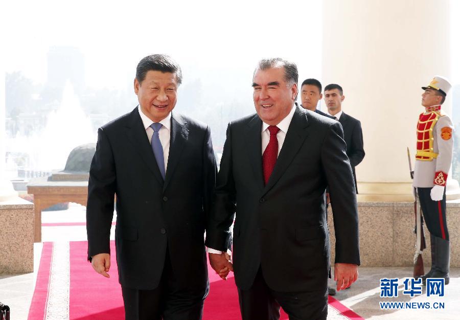 9月13日，國(guó)家主席習(xí)近平在杜尚別同塔吉克斯坦總統(tǒng)拉赫蒙舉行會(huì)談。 這是會(huì)談開始前，兩國(guó)元首步入會(huì)談大廳。 新華社記者鞠鵬攝 
