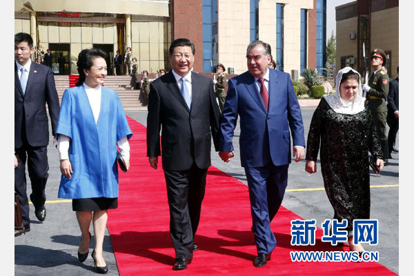9月14日，國家主席習(xí)近平結(jié)束對塔吉克斯坦的國事訪問，乘坐專機(jī)離開杜尚別。拉赫蒙總統(tǒng)夫婦專程到機(jī)場為習(xí)近平和夫人彭麗媛送行。新華社記者 鞠鵬 攝 