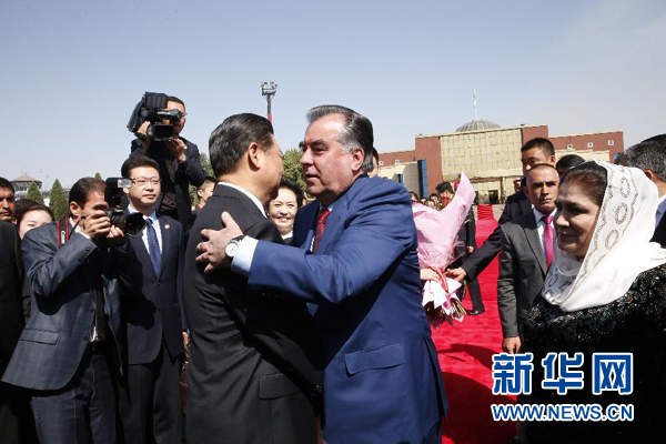 9月14日，國家主席習(xí)近平結(jié)束對塔吉克斯坦的國事訪問，乘坐專機(jī)離開杜尚別。拉赫蒙總統(tǒng)夫婦專程到機(jī)場為習(xí)近平和夫人彭麗媛送行。新華社記者 鞠鵬 攝 