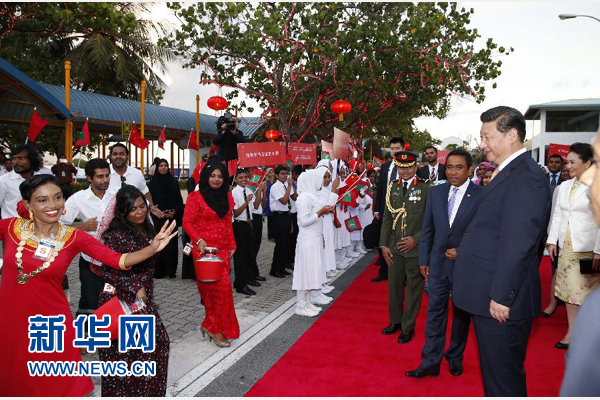  9月14日，國(guó)家主席習(xí)近平抵達(dá)馬累，開(kāi)始對(duì)馬爾代夫進(jìn)行國(guó)事訪問(wèn)。習(xí)近平和夫人彭麗媛在機(jī)場(chǎng)受到馬爾代夫總統(tǒng)亞明夫婦的熱情迎接。新華社記者 鞠鵬 攝 