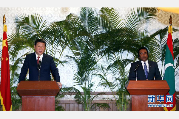 9月15日，國家主席習(xí)近平在馬累與馬爾代夫總統(tǒng)亞明共同會見記者。 新華社記者 鞠鵬 攝