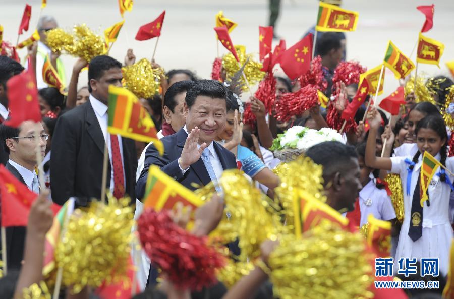  9月16日，國家主席習(xí)近平抵達科倫坡，開始對斯里蘭卡進行國事訪問。在班達拉奈克國際機場，習(xí)近平和夫人彭麗媛受到拉賈帕克薩總統(tǒng)夫婦熱情迎接。新華社記者謝環(huán)馳攝 