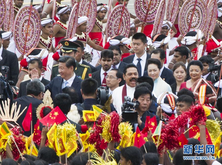9月16日，國家主席習(xí)近平抵達科倫坡，開始對斯里蘭卡進行國事訪問。在班達拉奈克國際機場，習(xí)近平和夫人彭麗媛受到拉賈帕克薩總統(tǒng)夫婦熱情迎接。新華社記者黃敬文攝 