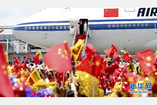 9月16日，國家主席習(xí)近平抵達科倫坡，開始對斯里蘭卡進行國事訪問。這是習(xí)近平和夫人彭麗媛向歡迎群眾揮手致意。 新華社記者馬占成攝 