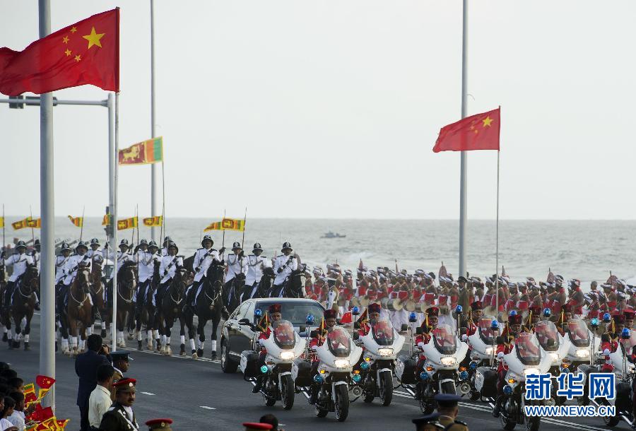 9月16日，斯里蘭卡總統(tǒng)拉賈帕克薩在科倫坡為國(guó)家主席習(xí)近平舉行盛大歡迎儀式。這是習(xí)近平和夫人彭麗媛乘坐的專(zhuān)車(chē)在摩托車(chē)隊(duì)和騎兵隊(duì)護(hù)衛(wèi)下駛?cè)霘g迎儀式現(xiàn)場(chǎng)。新華社記者謝環(huán)馳攝