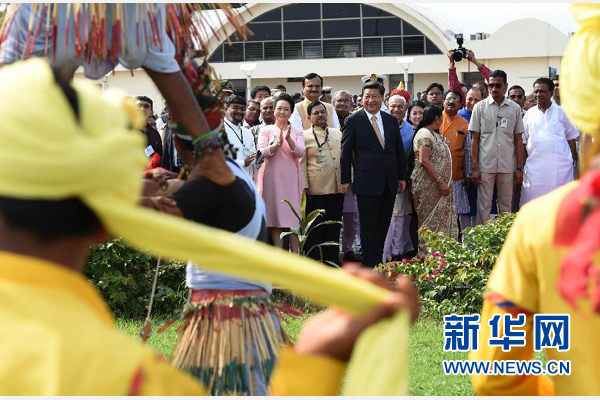 9月17日，國家主席習(xí)近平抵達(dá)古吉拉特邦艾哈邁達(dá)巴德市，開始對印度進(jìn)行國事訪問。這是印度青年跳起古吉拉特邦傳統(tǒng)舞蹈，歡迎習(xí)近平和夫人彭麗媛。新華社記者 馬占成 攝