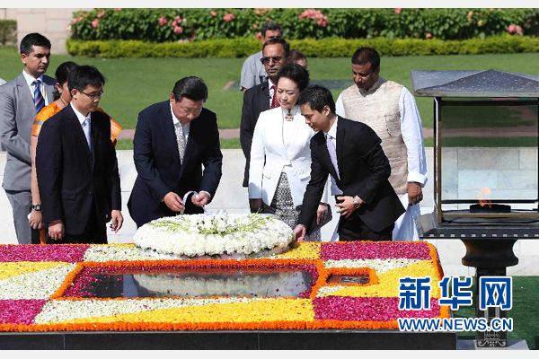 9月18日，國家主席習(xí)近平和夫人彭麗媛在新德里向甘地墓敬獻(xiàn)花圈。 新華社記者 龐興雷 攝